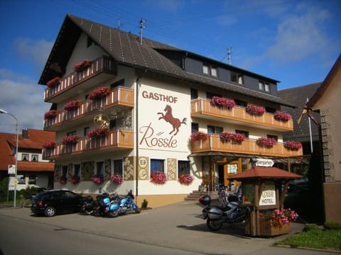 Property building, Facade/entrance, Neighbourhood, Street view, Location, Parking