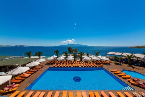 Pool view, Sea view