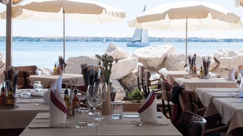 Patio, Restaurant/places to eat, Banquet/Function facilities, Beach, Sea view, Street view