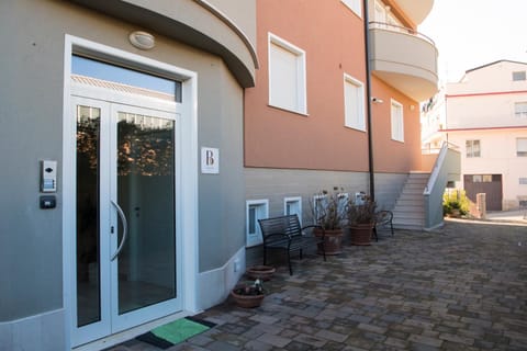 Facade/entrance
