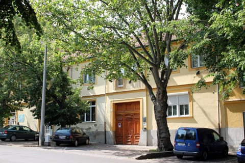 Facade/entrance, Neighbourhood