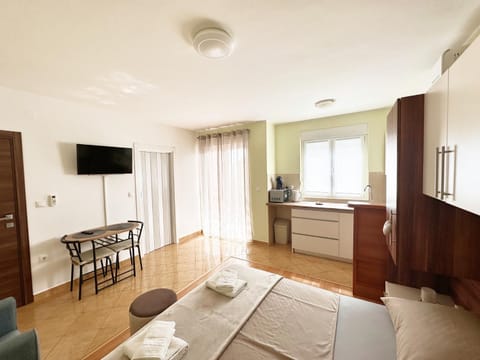 Bed, TV and multimedia, Kitchen or kitchenette, Dining area