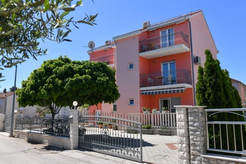 Property building, Facade/entrance, Day, On site, Street view