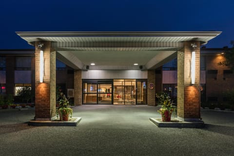 Facade/entrance, Night