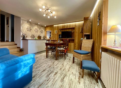 Kitchen or kitchenette, Living room, Seating area