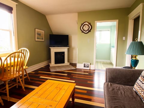 TV and multimedia, Living room, Seating area, Dining area, cot