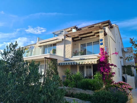Property building, Facade/entrance, Day, Garden