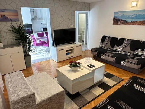 Communal lounge/ TV room, TV and multimedia, Living room, Seating area