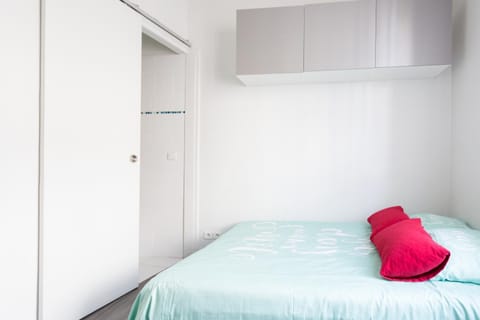 Bed, Photo of the whole room, wardrobe