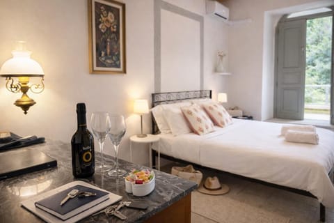 Photo of the whole room, Bedroom, Alcoholic drinks