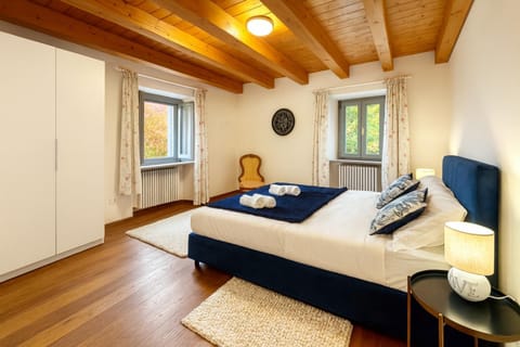 Bedroom, towels, wardrobe