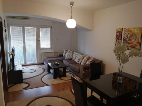 TV and multimedia, Living room, Seating area, Dining area