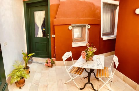 Patio, Facade/entrance