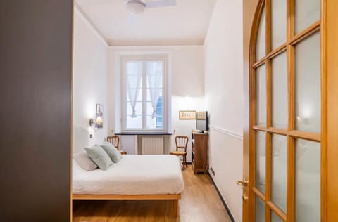 Bed, TV and multimedia, Photo of the whole room, Bedroom, hair dresser