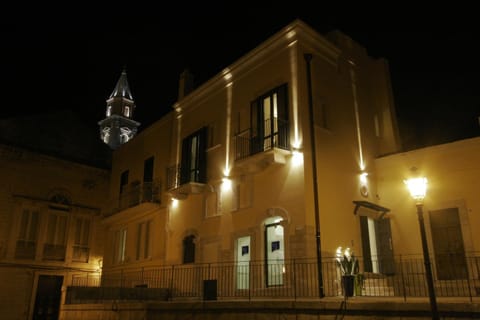 Facade/entrance, Night