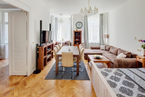 Bed, Living room, Photo of the whole room, Decorative detail, Seating area, Bedroom