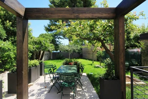 Property building, Garden, Dining area, Garden view