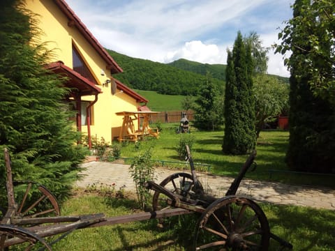 Property building, Spring, Day, Summer, BBQ facilities, On site, Garden view
