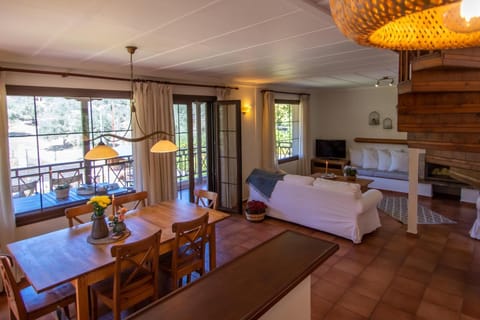 TV and multimedia, Living room, Lounge or bar, Seating area, Dining area