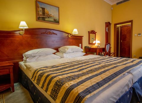 Bed, View (from property/room), Photo of the whole room, Bedroom