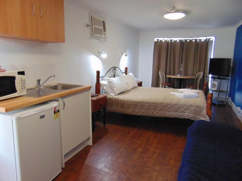 Coffee/tea facilities, Photo of the whole room, Seating area, Dining area, Bedroom