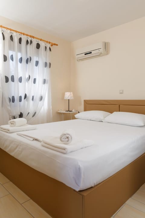 Bed, Photo of the whole room, Bedroom, air conditioner