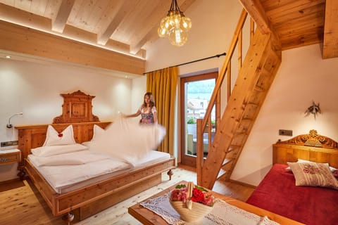 Decorative detail, Bedroom, Mountain view, bunk bed, Quiet street view