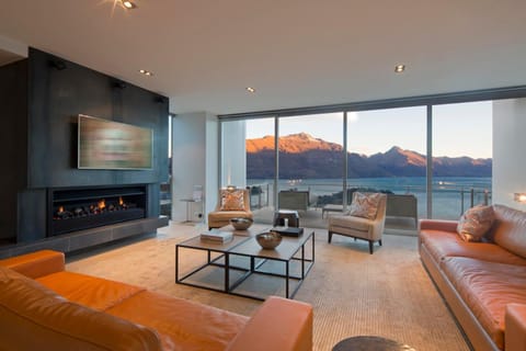 Living room, Lake view, Mountain view