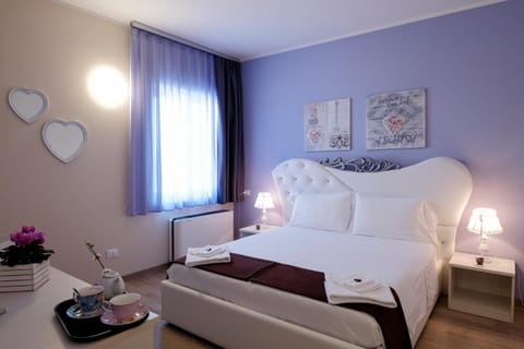 Toilet, Bed, Bathroom, TV and multimedia, Coffee/tea facilities, Photo of the whole room, Decorative detail, Decorative detail, Bedroom, Facility for disabled guests