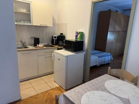 Coffee/tea facilities, Kitchen or kitchenette, stove, toaster