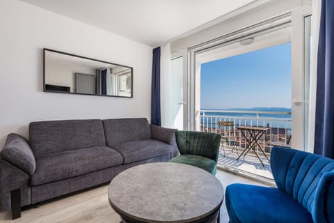 Balcony/Terrace, Living room, Seating area, Sea view
