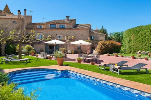 Property building, Day, Swimming pool