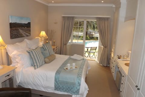 Bed, Garden, Coffee/tea facilities, Balcony/Terrace, Photo of the whole room, Decorative detail, Bedroom, Pool view
