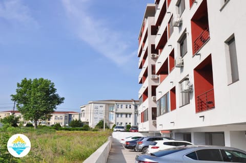 Facade/entrance, Balcony/Terrace, Garden view, Lake view