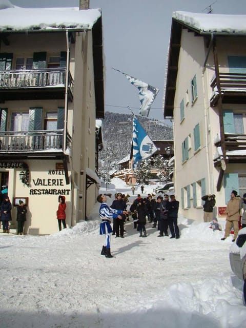 Property building, Nearby landmark, People, Neighbourhood, Natural landscape, Winter, City view, Mountain view, Street view, Location