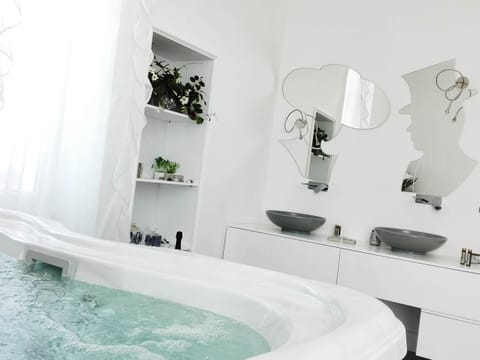 Bathroom, Photo of the whole room, Decorative detail