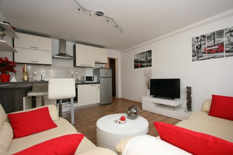 TV and multimedia, Kitchen or kitchenette, Living room, Seating area