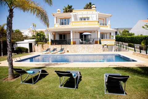 Property building, Patio, Facade/entrance, Spring, Day, Garden, Garden view, Pool view, Swimming pool, sunbed