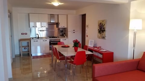 Kitchen or kitchenette, Dining area