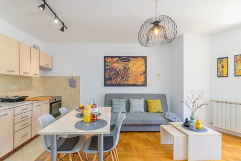 Kitchen or kitchenette, Living room, Seating area, Dining area