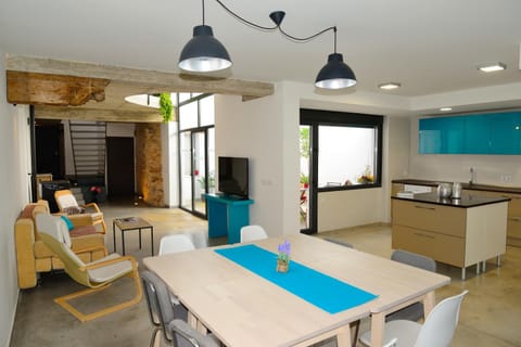 Kitchen or kitchenette, Living room, Dining area