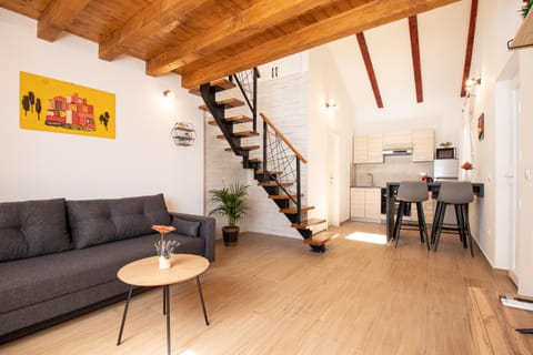 Kitchen or kitchenette, Living room, Seating area, Dining area