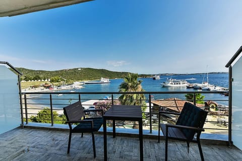 Photo of the whole room, Decorative detail