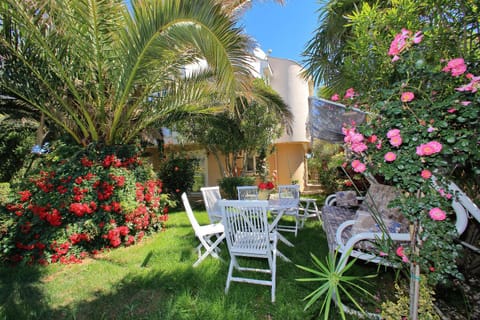 Patio, Day, Garden, Balcony/Terrace