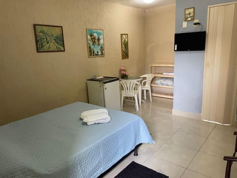 Bed, TV and multimedia, Photo of the whole room, Bedroom, towels