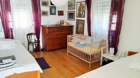 Photo of the whole room, Bedroom, cot