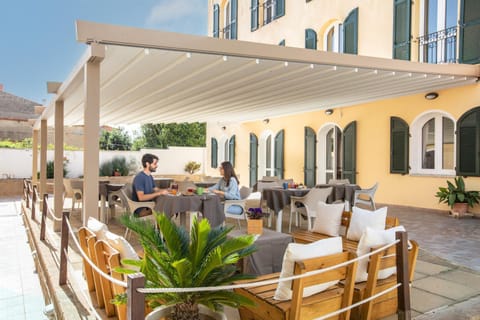 Property building, Patio, People, Garden, Banquet/Function facilities, Meeting/conference room, Breakfast, Inner courtyard view