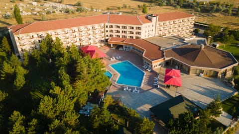 Property building, Day, Bird's eye view, Pool view, Swimming pool, Swimming pool