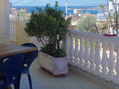 View (from property/room), Balcony/Terrace, Dining area, City view, Landmark view, Mountain view, Sea view, Street view