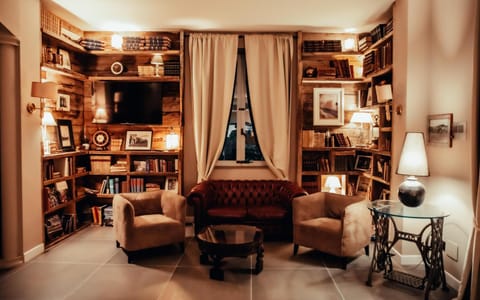 Library, TV and multimedia, Living room, Seating area, hair dresser